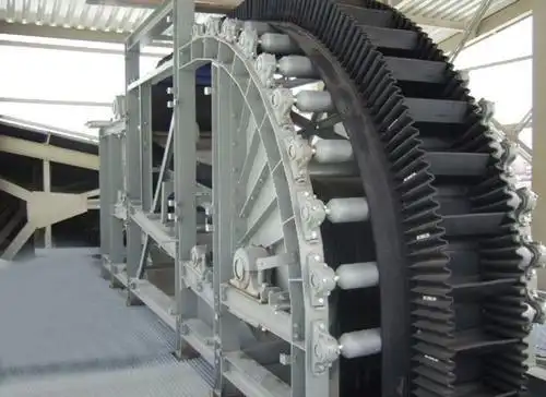 Large angle skirt edge conveyor belt
