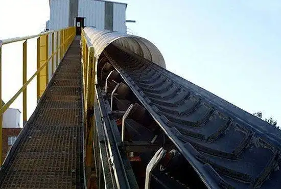 Patterned conveyor belt