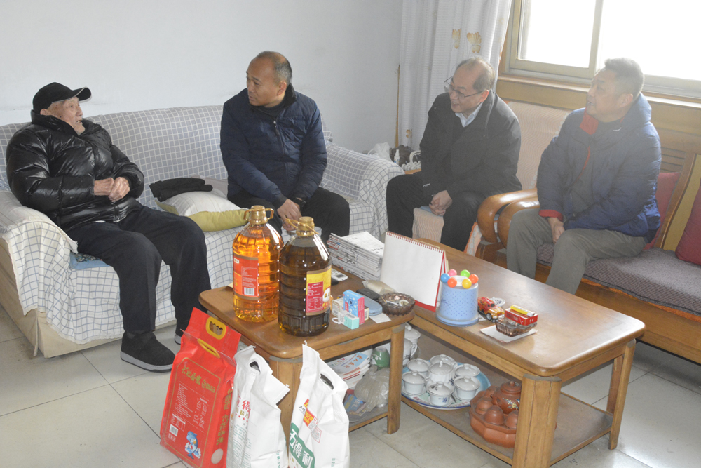 开封铁塔橡胶党委领导春节前夕看望慰问离休干部、老领导和生活困难职工