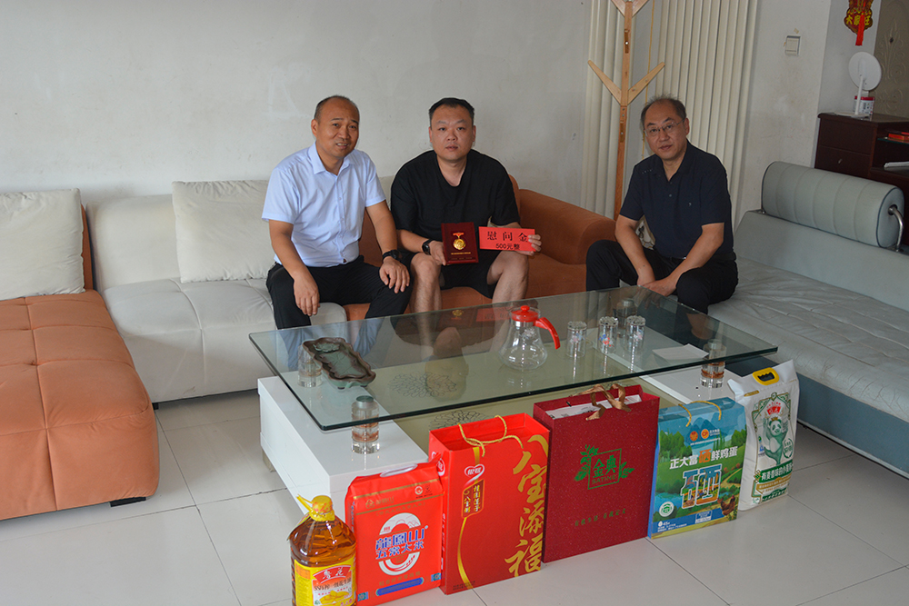 铭记历史 致敬英雄 ——开封铁塔橡胶领导班子慰问离休干部家属并颁发“中国人民抗日战争胜利 80周年”纪念章