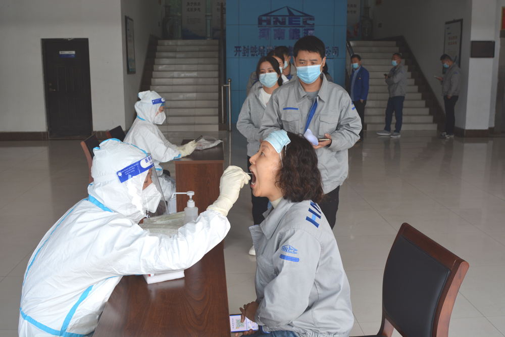 核酸检测进企业 防疫生产两不误